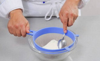 Maingat na gilingin ang cottage cheese sa pamamagitan ng isang pinong salaan at ilagay ito sa isang malalim na mangkok. 