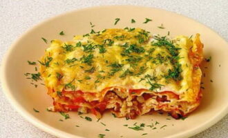 Smakelijke lavash-lasagne is klaar. Bestrooi het met verse dille, verdeel het in porties en serveer.