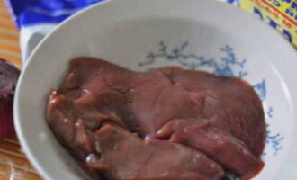Het is heel eenvoudig om lever in Stroganoff-stijl te bereiden volgens het klassieke recept. Spoel de lever af, droog hem en snijd de aderen en films af.
