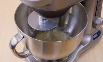 Bateu el xarop refredat amb una batedora.