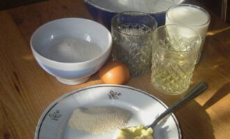 Om een ​​broodje met maanzaad te bakken, bereidt u allereerst alle ingrediënten voor in de hoeveelheden die in het recept zijn aangegeven. Ze mogen niet koud zijn.