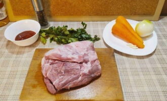 Cách nấu khoai tây hầm ngon? Chuẩn bị ngay tất cả nguyên liệu cho món ăn này với số lượng quy định trong công thức. Gọt vỏ và rửa sạch rau. Rửa sạch thịt bằng nước lạnh và lau khô bằng khăn. 