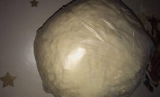 Knead ang kuwarta sa isang masikip na bola, balutin ito sa pelikula at ilagay ito sa refrigerator sa loob ng 30 minuto.