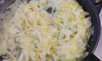 Tăiați ceapa în patru părți. Apoi tăiați sferturile în cuburi subțiri. Se incinge uleiul vegetal intr-o tigaie si apoi se caleste ceapa in el. 