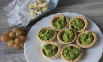 Bây giờ hãy lấy những chiếc bánh tartlets và đổ đầy kem bơ vào chúng. Để làm điều này, bạn có thể sử dụng một thìa cà phê hoặc một túi bánh ngọt có vòi để làm cho những chiếc bánh tart trông nguyên bản hơn.