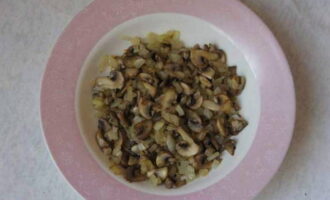 Bulliu les cebes amb els bolets fins que estiguin toves i adquireixin una lleugera tonalitat daurada. Bulliu les cebes amb els bolets fins que estiguin toves i adquireixin una lleugera tonalitat daurada.