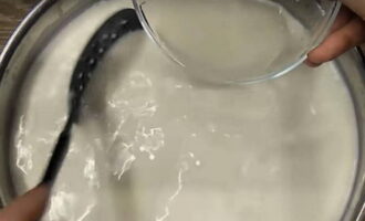 Thêm canxi clorua vào sữa và trộn các thành phần. Đổ nước lạnh tinh khiết vào bát và thêm enzyme vào đó. Trộn các thành phần và đổ nước và enzym vào hỗn hợp. Trộn tất cả mọi thứ một lần nữa và để trong 40-60 phút.