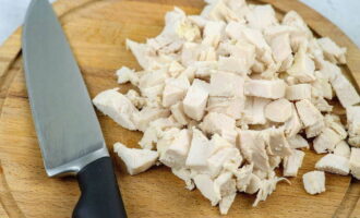 เทน้ำบริสุทธิ์ลงในกระทะซึ่งเราใส่อกไก่ที่ล้างไว้แล้วและแห้งไว้ปรุงจนสุกบนเตาแล้วใส่เครื่องเทศ - เกลือ, สีดำและเครื่องเทศทั้งหมด, ใบกระวาน ต้มอกที่ต้มให้เย็นแล้วหั่นเป็นชิ้น เพิ่มลงในสลัด