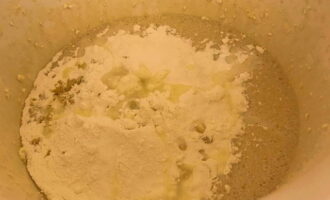 Blanda bakpulver och mjöl. Sikta dem genom en sil 2-3 gånger för att mätta dem med syre. Tvätta citronen och riv skalet på ett fint rivjärn. Pressa saften från frukten. Tillsätt ingredienserna i skålen i de mängder som anges i receptet.