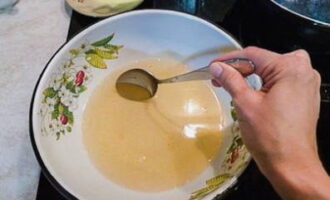 Häll saften från pannan i en separat skål. Tillsätt resterande socker och citronsyra. Koka på spisen tills de torra ingredienserna är helt upplösta.