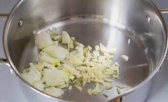 Pel de uien en knoflook en hak ze fijn. Verhit plantaardige olie in een pan en bak fijngehakte groenten.