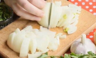 Să începem să soțim. Curățați ceapa și tăiați-o în jumătate de rondele.