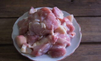 Se separă carnea de os și se taie în bucăți mici. Se separă carnea de os și se taie în bucăți mici.
