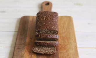 Cắt bánh mì thành từng miếng có độ dày vừa phải.