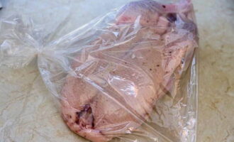 Puneți produsul într-un manșon de copt și gătiți timp de o oră și jumătate la o temperatură de 190 de grade.