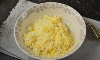 Giet water in de pan met eieren en breng aan de kook op het fornuis. Kook de eieren ongeveer 7-8 minuten na het koken, tot ze volledig gaar zijn. Koel het product af en pel het. Rasp de eieren op een fijne rasp en voeg toe aan de kaas. Pel het teentje knoflook en hak het met een knoflookhakselaar direct in de kom met de vulling.