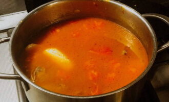 Apagueu el foc, afegiu-hi el llorer, el pebre negre i de caiena i el pebre vermell al pebrot i la ceba. Barrejar la massa. Poseu les costelles a sobre de les verdures i afegiu-hi aigua als ingredients. Torneu a encendre el fogó. Porteu la barreja a ebullició a foc mitjà. Tapeu el recipient amb una tapa i continueu cuinant la barreja durant aproximadament una hora, fins que la carn es torni més tova i es separi fàcilment de l'os.
