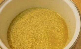 Lúc này chúng ta hãy làm món couscous. Đổ đầy nước nóng, thêm muối và một lượng nhỏ dầu.