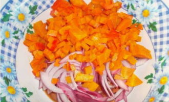 Pakuluan ang mga karot, alisan ng balat, gupitin sa mga cube at ilagay sa isang karaniwang plato.