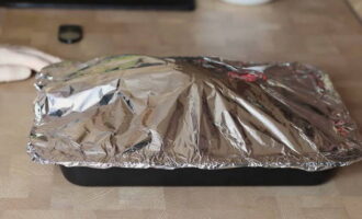 Col·loqueu una reixeta sobre una safata de forn petita i poseu-hi l'ànec. Afegiu un got d'aigua a la safata de forn i cobriu-ho tot amb paper d'alumini. Posar al forn durant 1 hora 20 minuts. Passat aquest temps, traieu el paper d'alumini, pinzeu l'ocell amb el suc resultant, ruixeu-lo amb pebre mòlt i enforneu durant 40 minuts més.