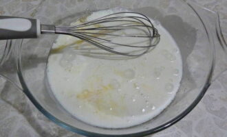 Traieu l'ou i el kefir de la nevera amb antelació. Perquè els ingredients interactuïn millor entre ells i el plat sigui d'alta qualitat, els productes han d'estar a temperatura ambient. Bateu l'ou en un plat fons amb un ganivet i empolvoreu-lo amb formatge, sal i pebre. A continuació, aboqueu el kefir. Ara s'han de barrejar els ingredients (amb una forquilla, una batedora o una batedora). Traieu l'ou i el kefir de la nevera amb antelació. Perquè els ingredients interactuïn millor entre ells i el plat sigui d'alta qualitat, els productes han d'estar a temperatura ambient. Bateu l'ou en un plat fons amb un ganivet i empolvoreu-lo amb formatge, sal i pebre. A continuació, aboqueu el kefir. Ara s'han de barrejar els ingredients (amb una forquilla, una batedora o una batedora).