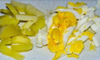 Kook de aardappelen en eieren van tevoren. Wij maken de producten schoon en snijden ze ook in kleinere stukken.