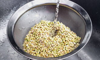 Plaats het product vervolgens in een fijne zeef en spoel grondig onder water.