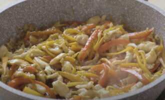 Laat nog een paar minuten koken en voeg de rest van de groenten toe. We sturen hier ook zout, kruiden en sauzen, voegen water toe en laten sudderen onder het deksel tot alle producten klaar zijn.