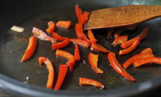 Bak de paprika apart, in reepjes gesneden. Bak de paprika apart, in reepjes gesneden.