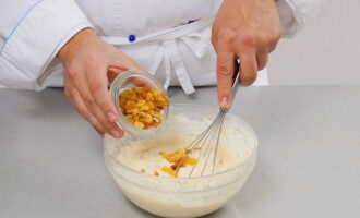 Hiwalay, talunin ang mga itlog na may asukal at pukawin ang mga ito sa cottage cheese. Salain ang harina na may baking powder dito, idagdag ang tinunaw na mantikilya. Haluin hanggang makinis at magdagdag ng mga pasas.