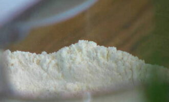 Com cuinar pizza de 4 formatges a casa? Primer cal pastar la massa de la pizza. Això es fa convenientment amb un processador d'aliments amb un accessori de massa especial. Aboqueu 250 g de farina de blat tamisada amb un colador al bol de l'aparell i afegiu-hi llevat sec. Barrejar-ho tot. Com cuinar pizza de 4 formatges a casa? Primer cal pastar la massa de la pizza. Això es fa convenientment amb un processador d'aliments amb un accessori de massa especial. Aboqueu 250 g de farina de blat tamisada amb un colador al bol de l'aparell i afegiu-hi llevat sec. Barrejar-ho tot.