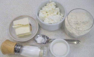 Hoe maak je kwarkdeeg thuis? Bereid eerst alle ingrediënten voor het kneden van het deeg voor in de hoeveelheden die in het recept zijn aangegeven.