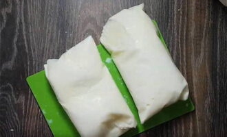 Phô mai Kefir có thể dễ dàng chế biến tại nhà. Đối với phô mai, hãy đông lạnh kefir trực tiếp trong túi trước để nó biến thành đá. Thời gian đóng băng tối thiểu là 8–10 giờ. Sau đó lấy túi ra khỏi kefir đông lạnh.