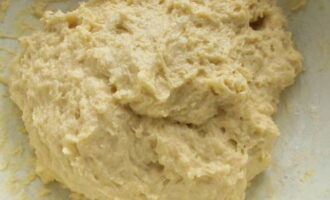 Com cuinar bagels amb melmelada al forn? Barrejar la massa. En un bol profund, combineu un ou i mig, el sucre normal i de vainilla, la llet tèbia, la farina tamisada (400 grams), el llevat i la sal - amassar, i després afegir la mantega, prèviament estovada i tallada a trossos petits - tornar a amassar i posar en un lloc càlid durant 40-50 minuts. Com cuinar bagels amb melmelada al forn? Barrejar la massa. En un bol profund, combineu un ou i mig, el sucre normal i de vainilla, la llet tèbia, la farina tamisada (400 grams), el llevat i la sal - amassar, i després afegir la mantega, prèviament estovada i tallada a trossos petits - tornar a amassar i posar en un lloc càlid durant 40-50 minuts.