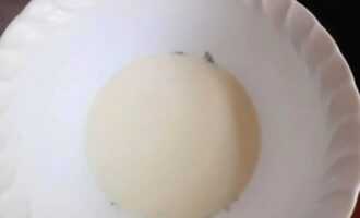 Com cuinar creps esponjosos amb pomes? Aboqueu un got de kefir a temperatura ambient en un recipient gran amb costats alts.