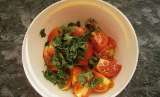 Cum se prepară o salată delicioasă cu mozzarella și roșii? Tăiați legumele în felii și puneți-le într-un bol. Se adauga patrunjel tocat.
