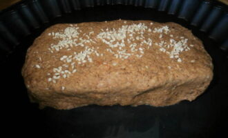 De resulterende massa vormen we tot een baksteenvorm.We brengen het werkstuk over in een ovenschaal en bestrooien het desgewenst met kruiden naar smaak. Je kunt komijn-, sesam- of zonnebloempitten gebruiken. Bak gedurende 40 minuten op 180 graden.