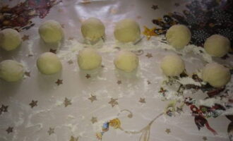Pagkaraan ng ilang sandali, hatiin ang bukol sa ilang pantay na bola. Magkakaroon ng humigit-kumulang 12 piraso.