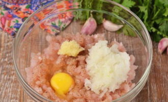 เพิ่มกระเทียมที่ผ่านการกด, หัวหอมขูดไปที่ไก่งวง, ปรุงรสด้วยเกลือและพริกไทยดำป่น, ตีไข่