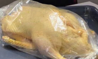 Col·loqueu l'ànec a la màniga i lligueu les vores amb força. Col·loqueu l'ànec en una safata de forn. Col·loqueu la safata amb l'ocell en un forn preescalfat a 180 graus i coure durant una hora i mitja.