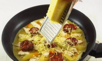 După ce baza s-a întărit puțin, se unge cu ketchup, se pune deasupra file de pui tocat, roșia, ardeiul gras și se presară totul cu brânză tare rasă. Puteți adăuga, de asemenea, condimente sau condimente dacă doriți.