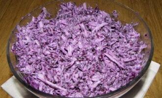 Susunod, takpan ang lalagyan ng salad na may cling film o isang angkop na sukat na takip at hayaan itong tumayo sa temperatura ng silid sa loob ng isang oras. Susunod, takpan ang lalagyan ng salad na may cling film o isang angkop na sukat na takip at hayaan itong tumayo sa temperatura ng silid sa loob ng isang oras.