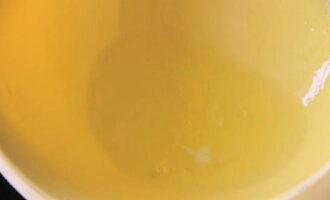 Sa oras na ito, kailangan mong paghiwalayin ang mga puti mula sa mga yolks. Ang huli ay hindi kakailanganin.