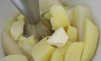 Escorreu l'aigua de les patates acabades en un recipient a part. Ara afegiu mantega a les patates, agafeu una batedora i tritureu-ho tot. Escorreu l'aigua de les patates acabades en un recipient a part. Ara afegiu mantega a les patates, agafeu una batedora i tritureu-ho tot.