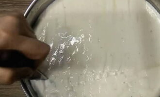 Sau một giờ, cắt khối phô mai thành từng khối (cạnh của mỗi khối phải bằng một cm). Sau 5 phút, các khối sẽ lắng xuống đáy chảo. Khuấy hỗn hợp phô mai và để lại trong 5 phút.