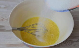 เพิ่มน้ำตาลและวานิลลินที่นี่ ตีอีกครั้งจนเนียน