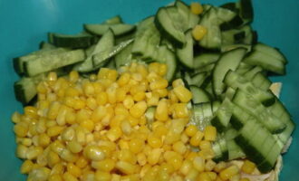 Quan tots els ingredients estiguin recollits en un bol gran, afegiu mitja llauna de blat de moro dolç en conserva. Quan tots els ingredients estiguin recollits en un bol gran, afegiu mitja llauna de blat de moro dolç en conserva.