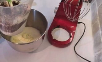 Để chuẩn bị hỗn hợp khô, rây bột mì vào một hộp riêng, trộn với soda và bột ca cao - trộn kỹ và thêm vào các nguyên liệu còn lại.
