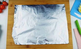 Col·loqueu un tros de paper d'alumini, doblegat dues o tres vegades, sobre una taula de tallar o qualsevol altra superfície plana i seca.
