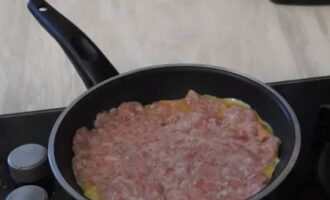 Ilagay ang laman ng karne sa ibabaw ng egg pancake at lutuin sa magkabilang gilid hanggang sa maging golden brown.